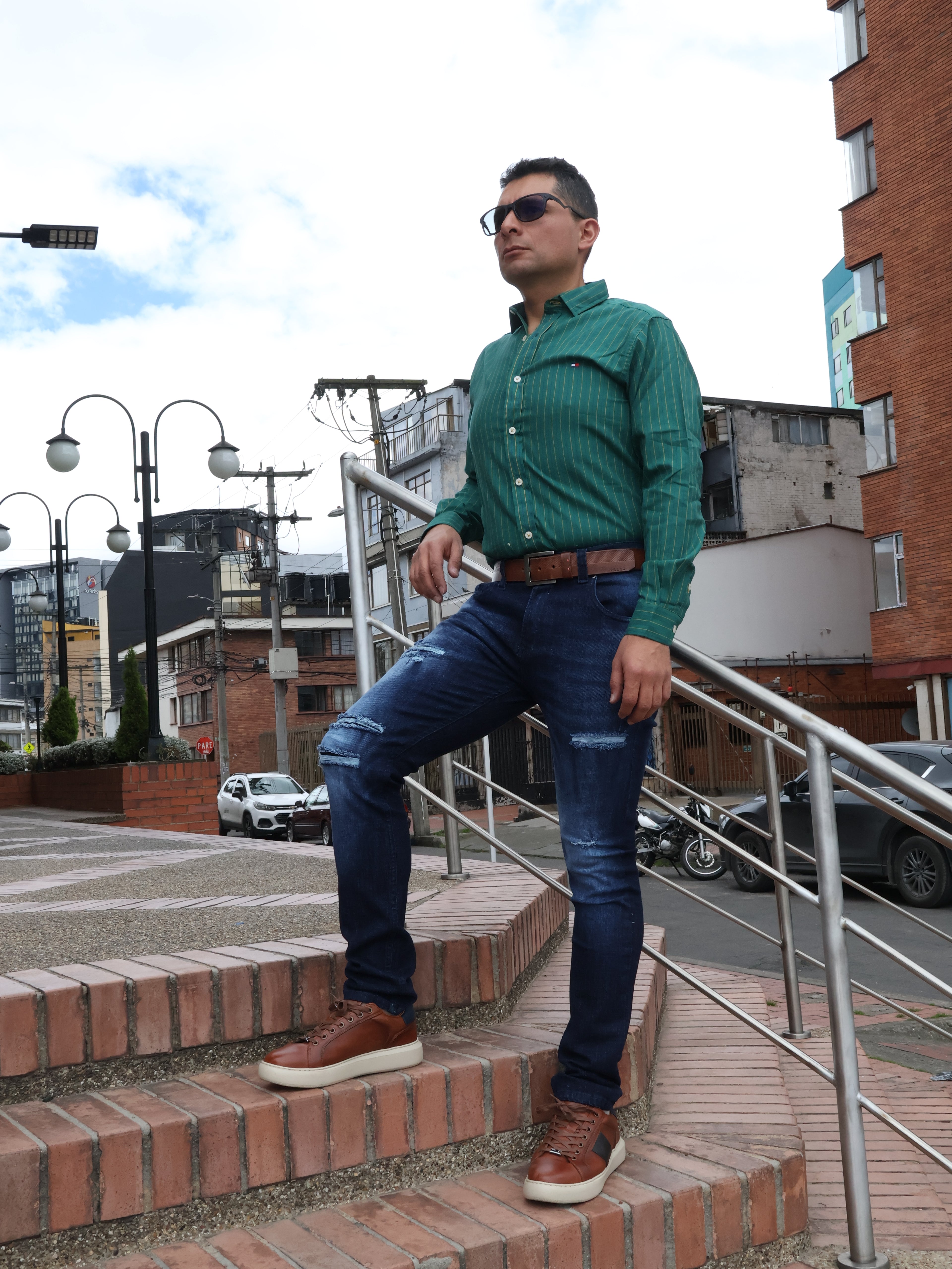 JEAN PREMIUM AMIRI AZUL OSCURO CON RASGADOS - SKU 20260024-OR